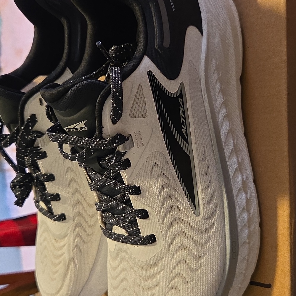 ALTRA Womens Size 8 White And Black